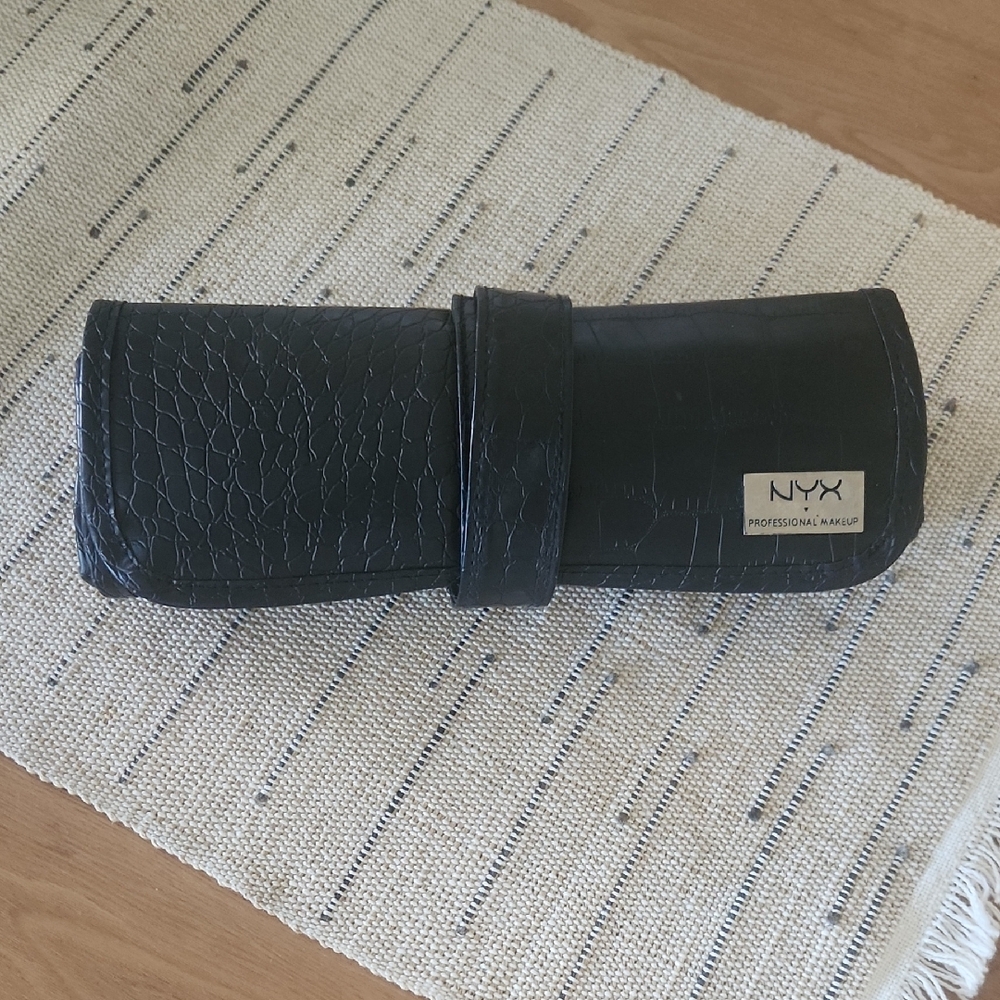 NYX Black Quilted Roll-Up Makeup Brush Bag